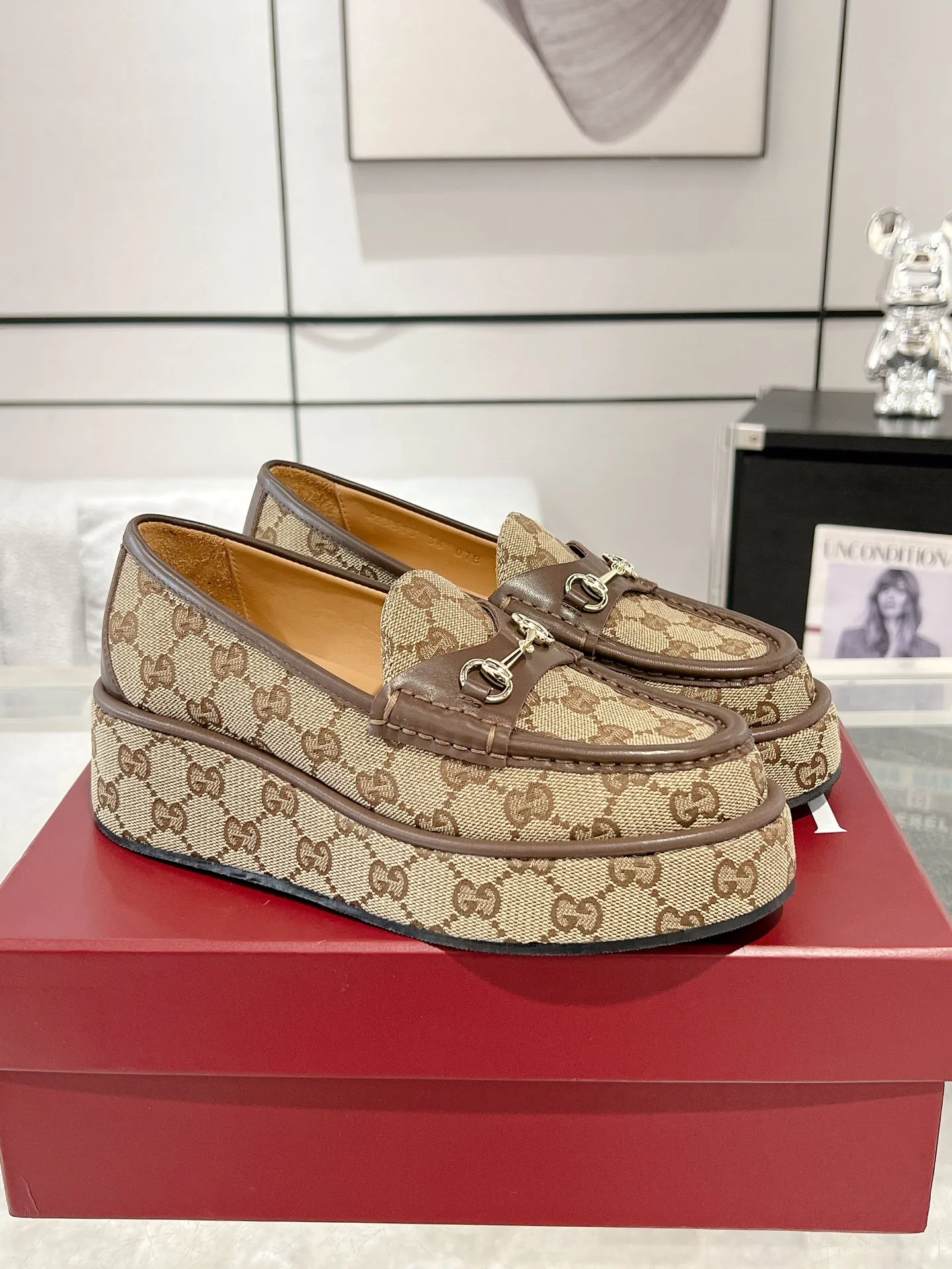 👟👟Ex-factory price 640👟👟 Leather surface 💰Gucci’s latest women’s horsebit wedge loafers ❗️❗️ Original purchase, development and production. The brand’s classic elements inject timeless style into this exquisite horsebit loafer. Glossy leather is paired with light gold-tone hardware. Wedge detailing adds a personal touch to a classic style. Original customized cowhide. Original customized soft sheepskin lining. Original molded leather with rubber outsole. Bottom thickness: 2.5CM in the front and 5cm in the back. Number of yards: 35-41 (custom-made 40 and 41 are non-refundable)